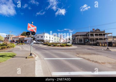 DELORAINE, AUSTRALIEN - SEPTEMBER 12 2022: Die ländliche historische Stadt Deloraine an einem kalten Frühlingstag in der Nähe von Launceston in Tasmanien, Australien Stockfoto