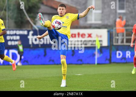 David Hrncar von Beveren in Aktion während eines Fußballspiels zwischen SK Beveren und Dender EH am Samstag, den 11. Februar 2023 in Beveren, am 22. Und letzten Tag der 1B. Division der belgischen Meisterschaft „Challenger Pro League“ 2022-2023. BELGA FOTO JILL DELSAUX Kredit: Belga News Agency/Alamy Live News Stockfoto