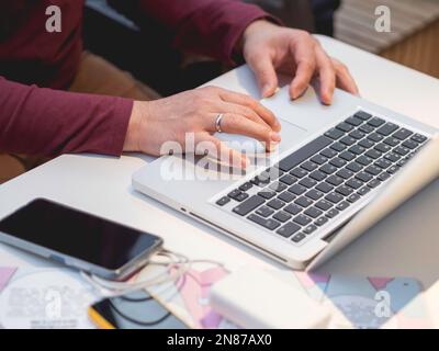 Geschäftsmann arbeitet mit Laptop- und Papierorganisator in einem Co-working Center zusammen. Arbeitsplatz für Freiberufler im Business Center. Stockfoto