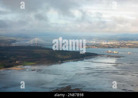 Forth Bridge, Firth of Forth, North Queensferry, Schottland, Großbritannien. 11. Februar 2022. Zugverbindungen aufgrund eines Defekts an der Forth Bridge, der den Reiseverkehr für Six Nations in Edinburgh störte, stark gestört. Gutschrift: Kay Roxby/Alamy Live News Stockfoto