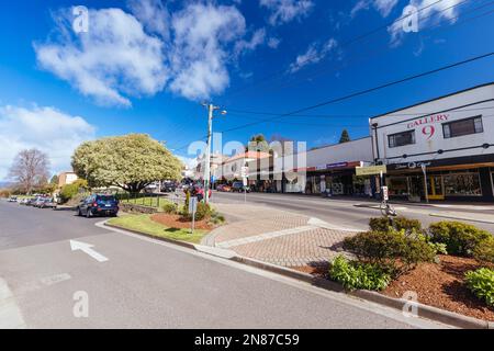 DELORAINE, AUSTRALIEN - SEPTEMBER 12 2022: Die ländliche historische Stadt Deloraine an einem kalten Frühlingstag in der Nähe von Launceston in Tasmanien, Australien Stockfoto