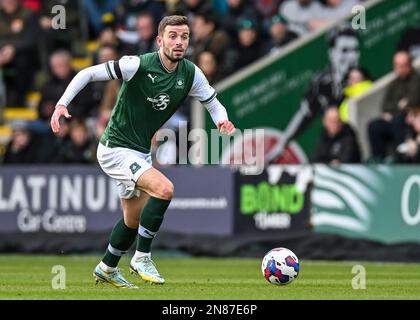 Plymouth Argyle Mittelfeldspieler Matt Butcher (7) sucht Pass beim Sky Bet League 1 Spiel Plymouth Argyle vs Portsmouth at Home Park, Plymouth, Großbritannien, 11. Februar 2023 (Foto von Stanley Kasala/News Images) Stockfoto