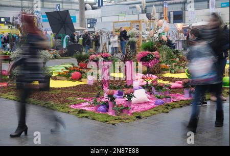 Leipzig, Deutschland. 11. Februar 2023. Besucher der Messe "Haus-Garten-Freizeit". Nach einer Pause von zwei Jahren, die öffentliche Messe von 11,02. Bis 19.02.2023 erwarten ihre Gäste wieder. Kredit: Sebastian Willnow/dpa/Alamy Live News Stockfoto