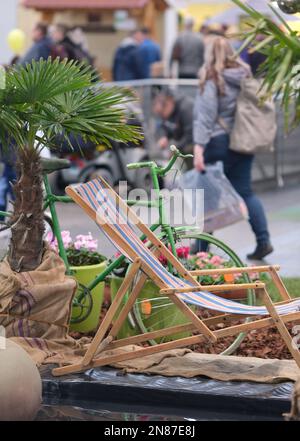 Leipzig, Deutschland. 11. Februar 2023. Palmen und Dekorationsgegenstände in einer Halle der Messe "House-Garden-Friday". Nach einer zweijährigen Pause, die öffentliche Messe von 11,02. Bis 19.02.2023 erwarten ihre Gäste wieder. Kredit: Sebastian Willnow/dpa/Alamy Live News Stockfoto