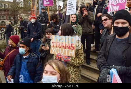 London, Großbritannien. 11. Februar 2023 Pro-LGBTQ+-Protestler. LGBTQ-Demonstranten inszenierten einen Gegenprotest gegen die rechtsextreme Gruppe Patriotic Alternative, deren Mitglieder sich außerhalb von Tate Britain versammelten, um gegen die Kinderautorin Aida H Dee zu protestieren, die von Tate als Teil der Drag Queen Story Hour für kleine Kinder gebucht wurde. Kredit: Vuk Valcic/Alamy Live News Stockfoto