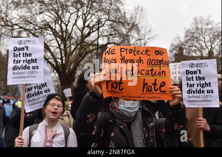 London, England, Großbritannien. 11. Februar 2023. Demonstranten halten während der Demonstration Plakate. Pro-trans-Aktivisten wehren sich gegen den Protest gegen die patriotische alternative nationalistische Bewegung während der Drag Queen Story Hour, die von Autorin Aida H Dee alias Sab Samuel bei Tate Britain ausgerichtet wurde. Bei dieser Veranstaltung ziehen Künstler im ganzen Land Bücher zu Kindern. (Kreditbild: © Thomas Krych/ZUMA Press Wire) NUR REDAKTIONELLE VERWENDUNG! Nicht für den kommerziellen GEBRAUCH! Kredit: ZUMA Press, Inc./Alamy Live News Stockfoto