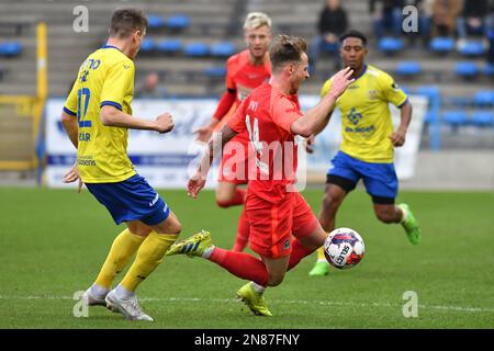 David Hrncar von Beveren und Olivier Myny von Dender in Aktion während eines Fußballspiels zwischen SK Beveren und Dender EH am Samstag, den 11. Februar 2023 in Beveren, am 22. Und letzten Tag der zweiten Division der belgischen Meisterschaft „Challenger Pro League“ 2022-2023 in der 1B. Division. BELGA FOTO JILL DELSAUX Kredit: Belga News Agency/Alamy Live News Stockfoto