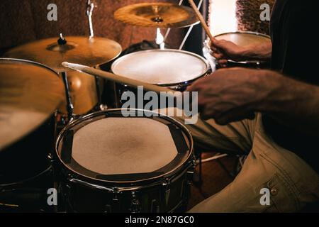 Schlagzeuger nimmt Musik auf Schlagzeug auf Stockfoto