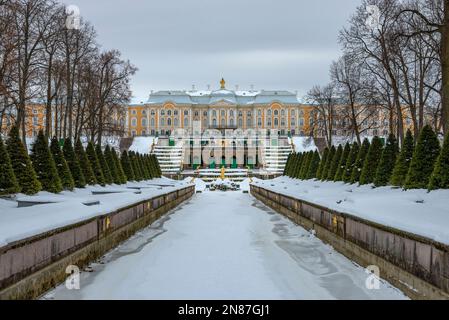 PETERHOF, RUSSLAND - 12. FEBRUAR 2022: Blick auf das architektonische Ensemble im Peterhof Park. Petrodvorets Stockfoto