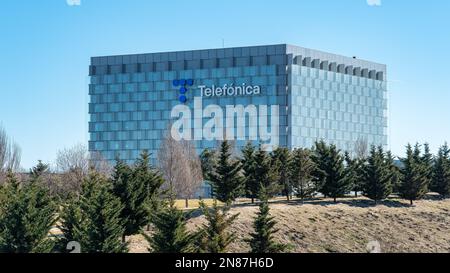 Madrid, Spanien, 4. Februar 2023: Glas- und Metallgebäude der multinationalen Telefonica am Hauptsitz. Stockfoto