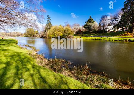 DELORAINE, AUSTRALIEN - SEPTEMBER 12 2022: Die ländliche historische Stadt Deloraine an einem kalten Frühlingstag in der Nähe von Launceston in Tasmanien, Australien Stockfoto