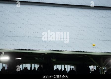 London, Großbritannien. 11. Februar 2023. Der Spielball trifft das Dach während des Premier League-Spiels Fulham gegen Nottingham Forest im Craven Cottage, London, Großbritannien, 11. Februar 2023 (Foto: Ritchie Sumpter/News Images) Credit: News Images LTD/Alamy Live News Stockfoto