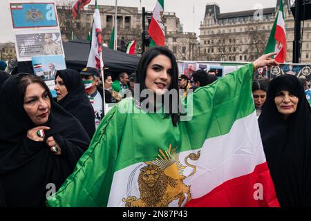 London, Großbritannien, Februar 11. 2023. Ein Protest am Trafalgar Square, Whitehall, London, um gegen die anhaltende Gewalt des iranischen Regimes gegen das eigene Volk zu protestieren und die Revolution der Frauenfreiheiten im Iran zu unterstützen. (Tennessee Jones - Alamy Live News) Stockfoto