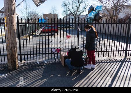 Chicago, USA. 10. Februar 2023. Am 10. Februar 2023 besuchen Besucher eine Gedenkstätte, die für einen Mann geschaffen wurde, der am frühen Mittwoch von Chicago Police Officers angeschossen und getötet wurde, während er im Irving Park-Viertel von Chicago, Illinois, zu Fuß verfolgt wurde. Die Identität des Mannes muss noch veröffentlicht werden. Chicagos Zivilpolizeibehörde gab am Donnerstag eine Erklärung heraus, in der es heißt, dass eine Waffe am Tatort gefunden wurde, aber es gab keinen Beweis, dass der Verdächtige sie je abgefeuert hat. (Foto: Max Herman/Sipa USA) Guthaben: SIPA USA/Alamy Live News Stockfoto