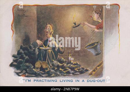 "Ich übe, in einem ausgegraben zu leben!": Zeichentrickfilm aus dem Ersten Weltkrieg von Dudley Buxton. Es zeigt einen Mann mittleren Alters, der auf einem Kohlehaufen in seinem Keller sitzt und sein Abendessen mit einer Flasche Bier neben ihm isst. Sein Gesicht ist mit Kohlestaub verschmiert. Ein verblüffter Diener hat ihn gerade gefunden, bei dem Licht einer Handkerze, und hat gerade den Kohleschlitter fallen lassen. Der Cartoon befindet sich auf einer Postkarte, die 1916 nach der Verabschiedung des Militärdienstgesetzes und der Einführung der Zwangseinberufung verschickt wurde Stockfoto