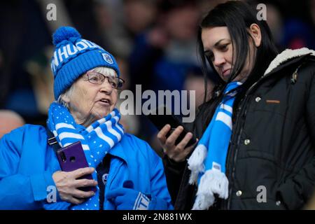 Wigan, Großbritannien. 11. Februar 2023. Fans von Huddersfield Town vor dem Sky Bet Championship-Spiel Wigan Athletic vs Huddersfield Town im DW Stadium, Wigan, Großbritannien, 11. Februar 2023 (Foto von Steve Flynn/News Images) in Wigan, Großbritannien, am 2./11. Februar 2023. (Foto: Steve Flynn/News Images/Sipa USA) Guthaben: SIPA USA/Alamy Live News Stockfoto