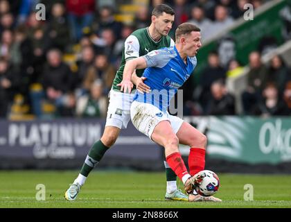 Plymouth, Großbritannien. 11. Februar 2023. Plymouth Argyle Verteidiger James Wilson (5) verteidigt während des Spiels der Sky Bet League 1 Plymouth Argyle vs Portsmouth at Home Park, Plymouth, Großbritannien, 11. Februar 2023 (Foto von Stanley Kasala/News Images) in Plymouth, Großbritannien, am 2./11. Februar 2023. (Foto: Stanley Kasala/News Images/Sipa USA) Guthaben: SIPA USA/Alamy Live News Stockfoto