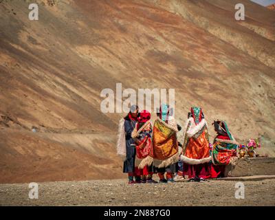 Ladakh, Indien - Juni 23,2022: Gruppe von Ladakhi Weibchen in traditioneller Kleidung Goucha. Stockfoto