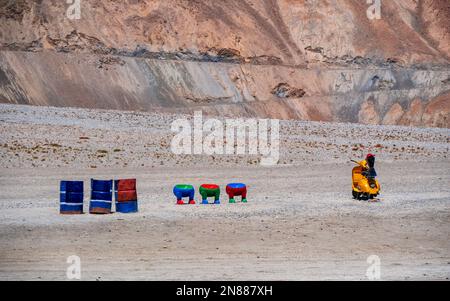 Bollywood Point am Pangong Lake, dem weltweit höchsten Salzwassersee, der in blauem Pegelstand in starkem Kontrast zu den trockenen Bergen um ihn herum gefärbt ist. Stockfoto