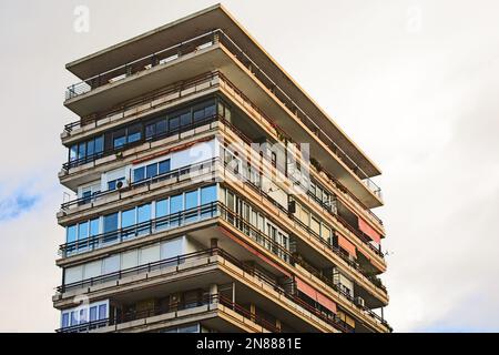 Tyba De Luxe Hochhaus-Apartments. Obere Etagen eines nicht vorhandenen 15-stöckigen Turmblocks in Albufereta, Alicante, Spanien. Stockfoto