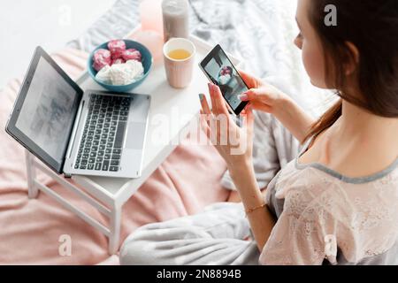 Junge Frau macht ein Foto von Süßigkeiten Stockfoto