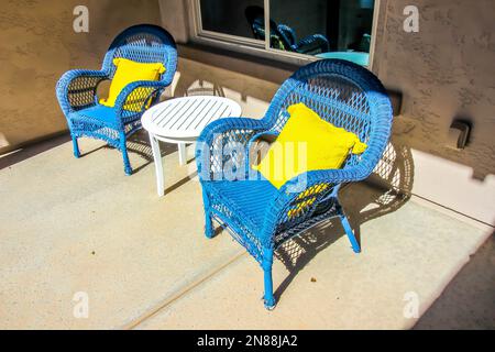 Zwei Blaue Wicker Armstühle Und Tisch Auf Der Veranda Stockfoto