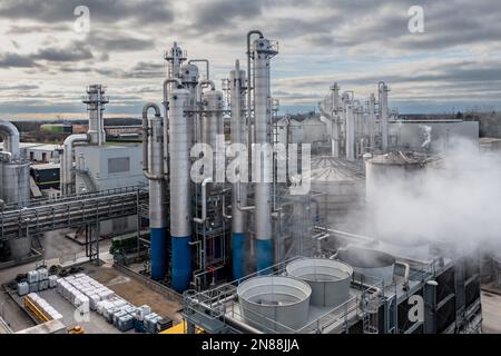 Luftaufnahme eines Produktionsstandorts für Lebensmittel mit Wärmetauschern und Kühlerventilatoren, die Stärke, Süßungsmittel und Alkohol für die Lebensmittelindustrie herstellen Stockfoto