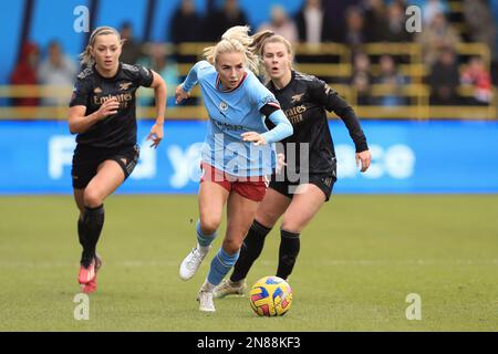 Citys Alex Greenwood Battles hat das Arsenal Mittelfeld während des Barclays FA Women's Super League-Spiels zwischen Manchester City und Arsenal am Samstag, den 11. Februar 2023 im Academy Stadium in Manchester überholt. (Foto: Chris Donnelly | MI News) Guthaben: MI News & Sport /Alamy Live News Stockfoto