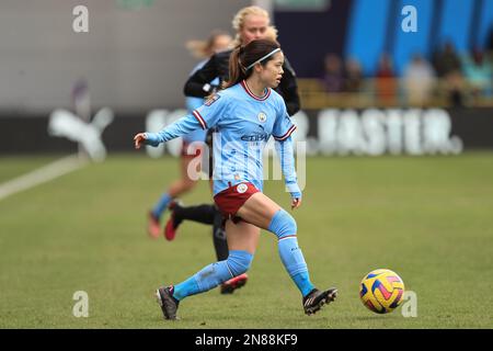 Manchester Citys Yui Hasegawa stürmt sich beim Barclays FA Women's Super League-Spiel zwischen Manchester City und Arsenal am Samstag, den 11. Februar 2023 im Academy Stadium in Manchester auf. (Foto: Chris Donnelly | MI News) Guthaben: MI News & Sport /Alamy Live News Stockfoto