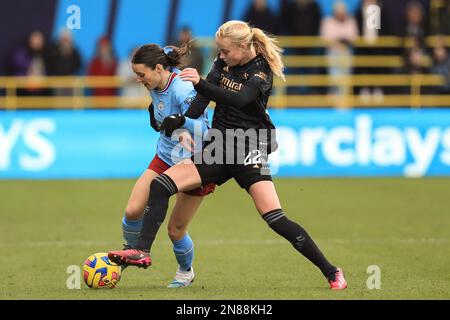 Citys Hayley Raso kämpft am Samstag, den 11. Februar 2023, beim Barclays FA Women's Super League-Spiel zwischen Manchester City und Arsenal im Academy Stadium in Manchester mit den Arsenalen Kathrine Kuhl. (Foto: Chris Donnelly | MI News) Guthaben: MI News & Sport /Alamy Live News Stockfoto