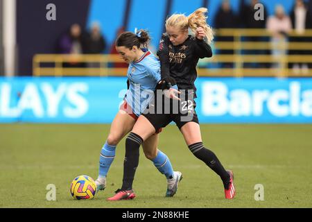 Citys Hayley Raso kämpft am Samstag, den 11. Februar 2023, beim Barclays FA Women's Super League-Spiel zwischen Manchester City und Arsenal im Academy Stadium in Manchester mit den Arsenalen Kathrine Kuhl. (Foto: Chris Donnelly | MI News) Guthaben: MI News & Sport /Alamy Live News Stockfoto