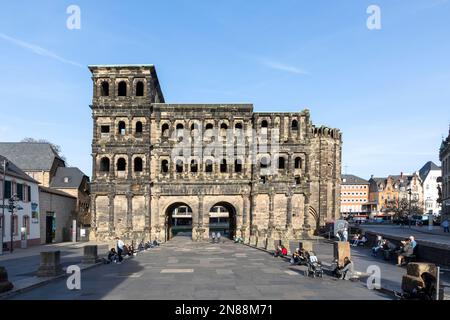 Trier, Deutschland - 7. November 2020: Die Menschen ruhen sich vor der Porta Nigra, dem alten römischen Stadttor, in Trier aus. Stockfoto