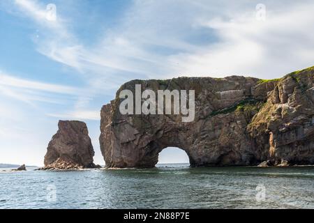 Blick auf den Percé Rock, eine riesige steile Felsformation im Golf von St. Lawrence an der Spitze der Gaspé-Halbinsel in Québec, Kanada, vor der Percé Bay. Stockfoto