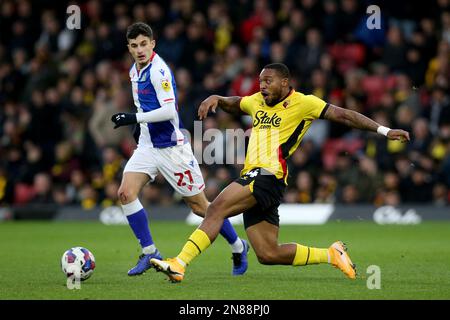 Watfords Britt Assombalonga (rechts) und Blackburn Rovers' John Buckley in Aktion während des Spiels der Sky Bet Championship in der Vicarage Road, Watford. Foto: Samstag, 11. Februar 2023. Stockfoto