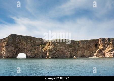 Blick auf den Percé Rock, eine riesige steile Felsformation im Golf von St. Lawrence an der Spitze der Gaspé-Halbinsel in Québec, Kanada, vor der Percé Bay. Stockfoto