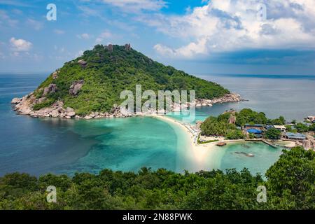 Wunderschöner Aussichtspunkt auf Koh Nang Yuan, mit Blick auf die Insel, die durch einen Strand und das türkisfarbene Meer verbunden ist, Koh Tao, Thailand. Stockfoto