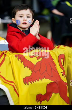 Ein junger Schottland-Fan vor dem Guinness Six Nations-Spiel im BT Murrayfield, Edinburgh. Foto: Samstag, 11. Februar 2023. Stockfoto