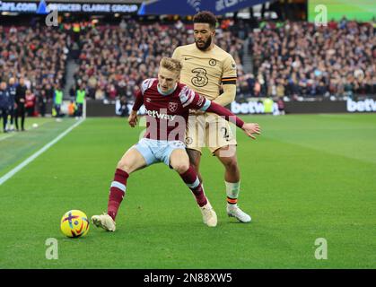 London, Großbritannien. 11. Februar 2023. L-R West Ham United's Flynn Downes hält Chelsea's Reece James während des Fußballspiels der englischen Premier League zwischen West Ham United und Chelsea im Londoner Stadion am 11. Februar 2023 Kredit: Action Foto Sport/Alamy Live News Stockfoto