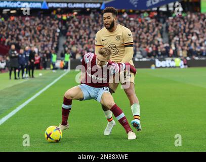 London, Großbritannien. 11. Februar 2023. L-R West Ham United's Flynn Downes hält Chelsea's Reece James während des Fußballspiels der englischen Premier League zwischen West Ham United und Chelsea im Londoner Stadion am 11. Februar 2023 Kredit: Action Foto Sport/Alamy Live News Stockfoto