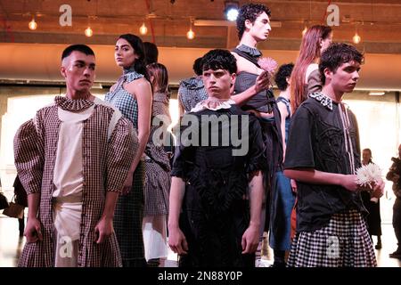 Madrid, Spanien. 11. Februar 2023. Models auf dem Laufsteg der ManeMane Modenschau während der Madrid EsModa Madrid Fashion Week in Madrid. Kredit: SOPA Images Limited/Alamy Live News Stockfoto