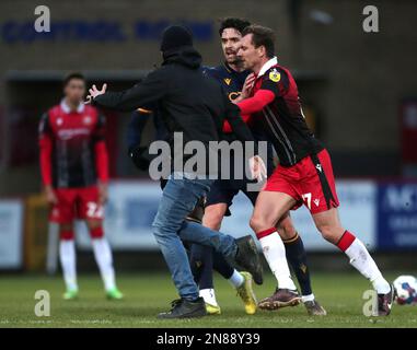 Alex Gilbey von Stevenage lockt einen Unterstützer nach einer Konfrontation mit Adam Clayton von Bradford City (nicht abgebildet) während des Spiels der Sky Bet League 2 im Lamex Stadium, Stevenage. Foto: Samstag, 11. Februar 2023. Stockfoto