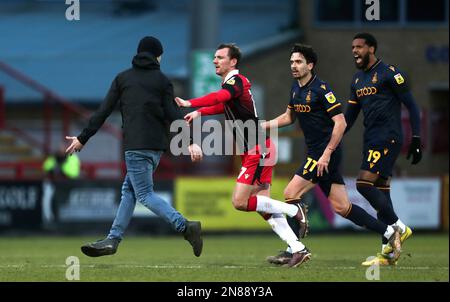 Alex Gilbey von Stevenage lockt einen Unterstützer nach einer Konfrontation mit Adam Clayton von Bradford City (nicht abgebildet) während des Spiels der Sky Bet League 2 im Lamex Stadium, Stevenage. Foto: Samstag, 11. Februar 2023. Stockfoto