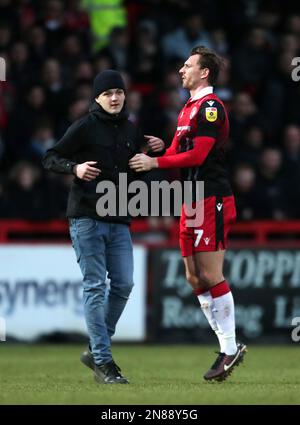 Alex Gilbey von Stevenage lockt einen Unterstützer nach einer Konfrontation mit Adam Clayton von Bradford City (nicht abgebildet) während des Spiels der Sky Bet League 2 im Lamex Stadium, Stevenage. Foto: Samstag, 11. Februar 2023. Stockfoto