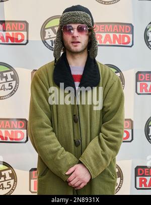 PHILADELPHIA, Pennsylvania, USA - 04. FEBRUAR 2023: Joe P posiert auf der alt 104,5 Winter Jawn bei Xfinity Live! Stockfoto