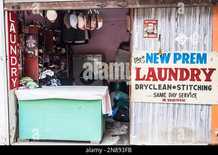 Manali, Himachal Pradesh, Indien - 27. August 2016: Old Laundry Service Advertiption in Manali Settlement, Himachal Pradesh, Indien. Stockfoto