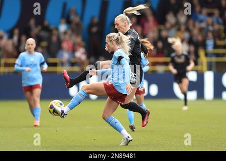 Citys Alex Greenwood kämpft am Samstag, den 11. Februar 2023, beim Barclays FA Women's Super League-Spiel zwischen Manchester City und Arsenal im Academy Stadium in Manchester mit den Arsenalen Stina Blackstenius. (Foto: Chris Donnelly | MI News) Guthaben: MI News & Sport /Alamy Live News Stockfoto