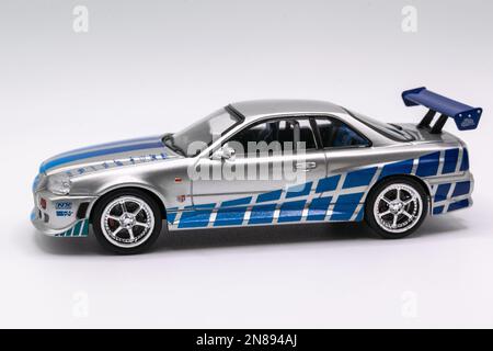 Fast&Furious Nissan Skyline GT-R R34 1:43, Seitenansicht, weißer Hintergrund Stockfoto