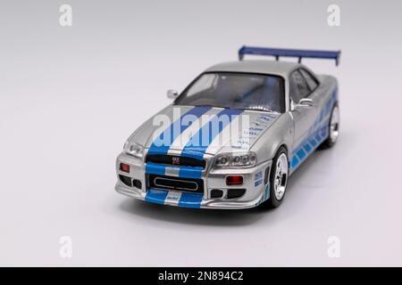 Fast&Furious Nissan Skyline GT-R R34 1:43, Vorderansicht, weißer Hintergrund Stockfoto