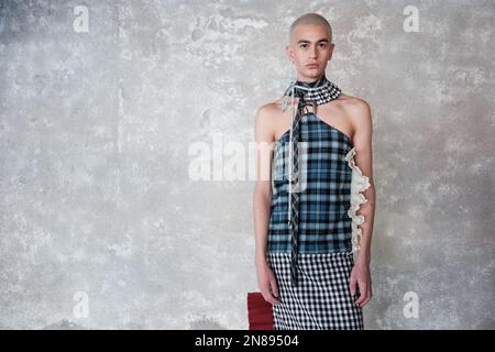 Madrid, Spanien. 11. Februar 2023. Ein Model auf der Landebahn bei der ManeMane Modenschau während der Madrid EsModa Madrid Fashion Week in Madrid. (Foto: Atilano Garcia/SOPA Images/Sipa USA) Guthaben: SIPA USA/Alamy Live News Stockfoto