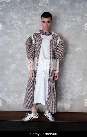 Madrid, Spanien. 11. Februar 2023. Ein Model auf der Landebahn bei der ManeMane Modenschau während der Madrid EsModa Madrid Fashion Week in Madrid. (Foto: Atilano Garcia/SOPA Images/Sipa USA) Guthaben: SIPA USA/Alamy Live News Stockfoto